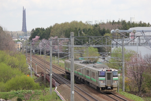 桜と百年記念塔と普通列車01.jpg